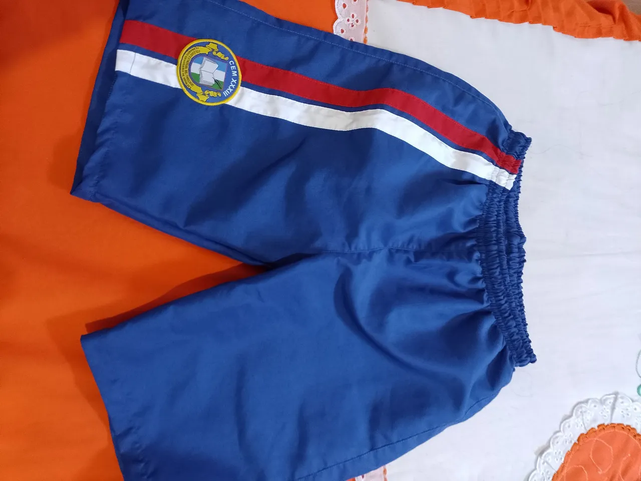 Shorts Azul com Detalhes e Emblema