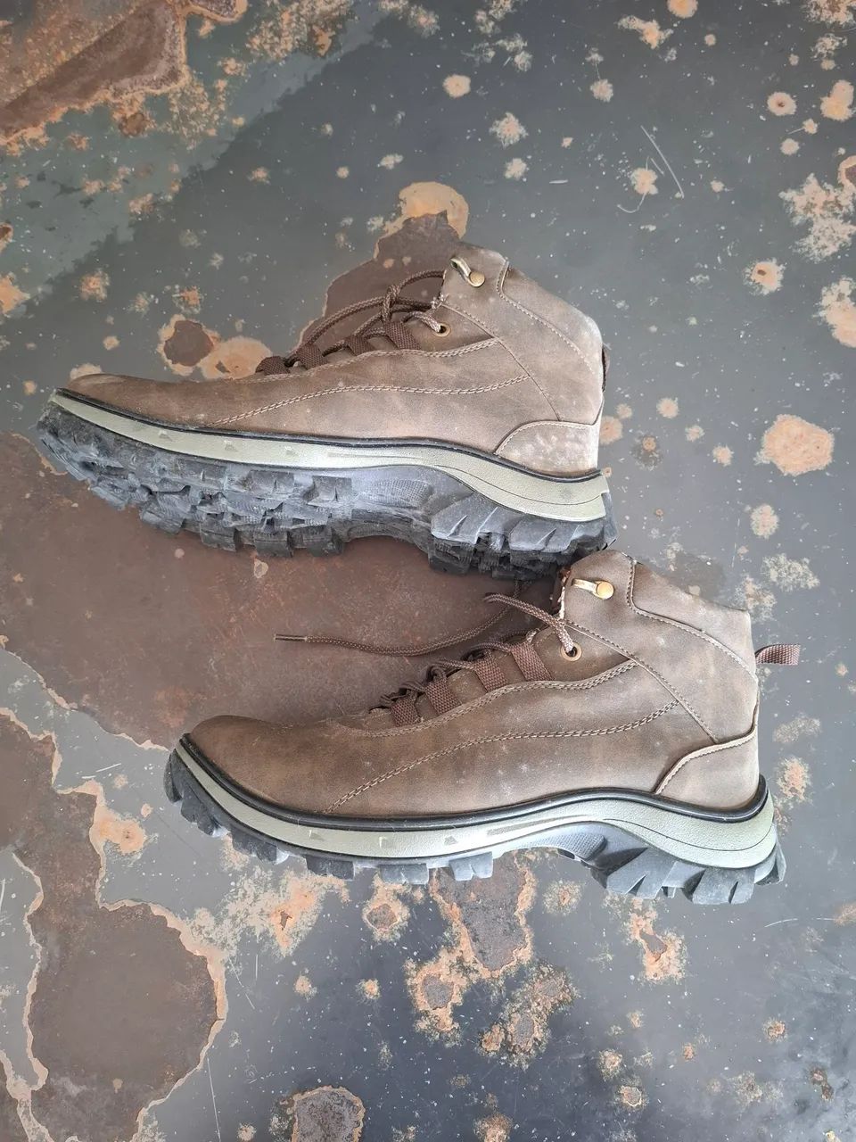 Botas de couro marrom com forro animal print - Foto 3