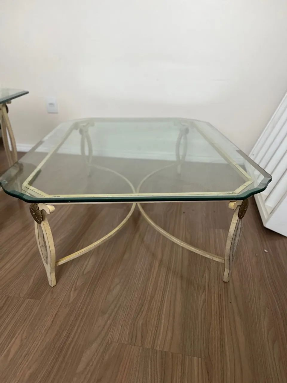 Mesa de centro de vidro com detalhes dourados - Foto 3