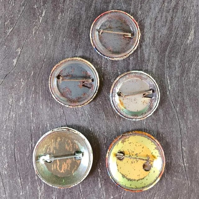 Coleção com 5 broches políticos antigos distintos - Foto 2