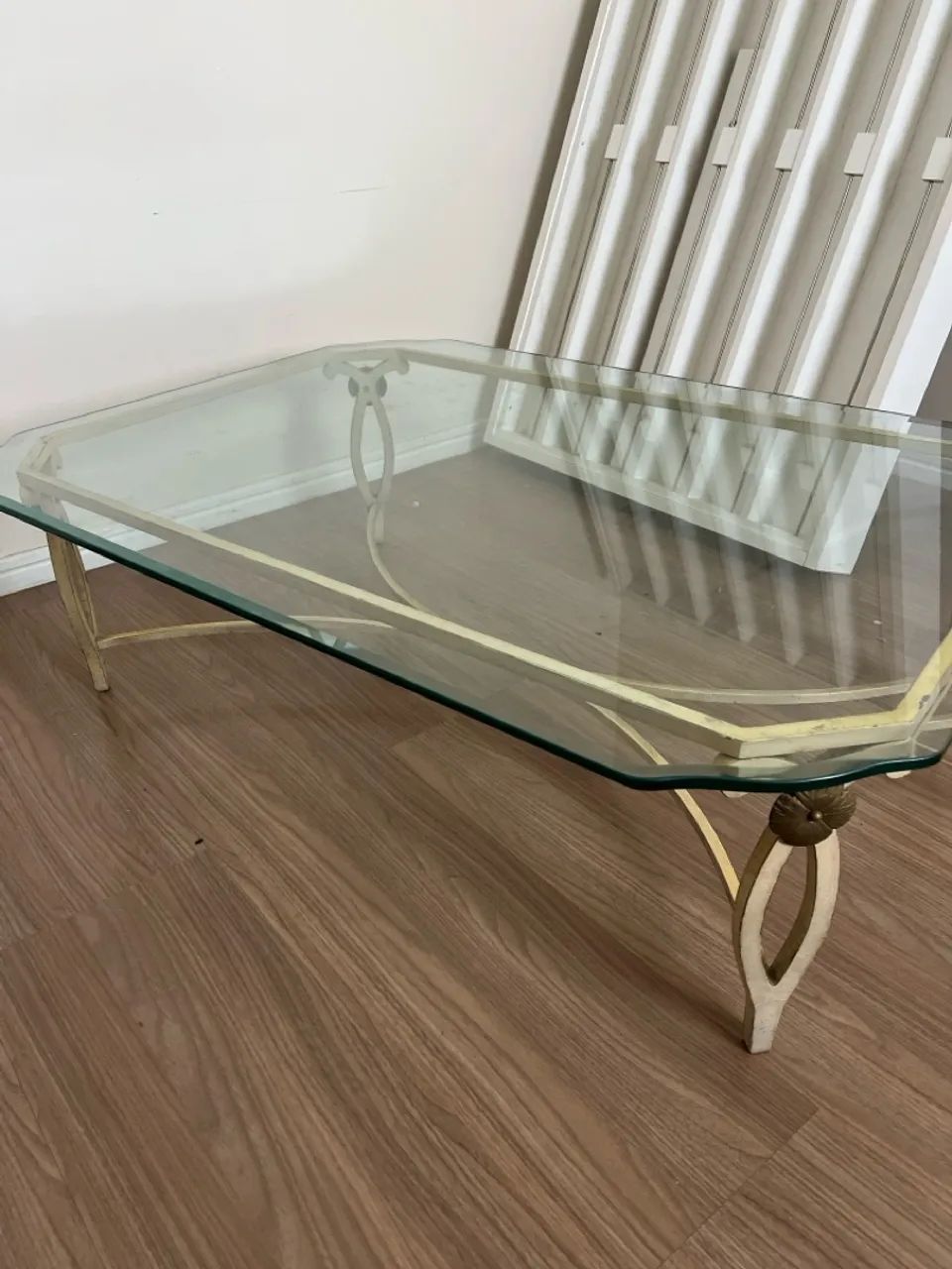 Mesa de centro de vidro com detalhes dourados