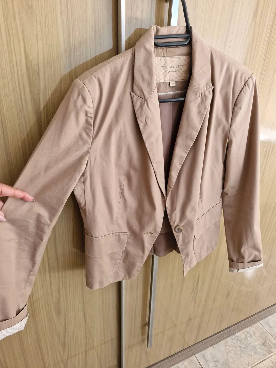 Blazer Bege Clássico com Detalhe Listrado - Foto 2