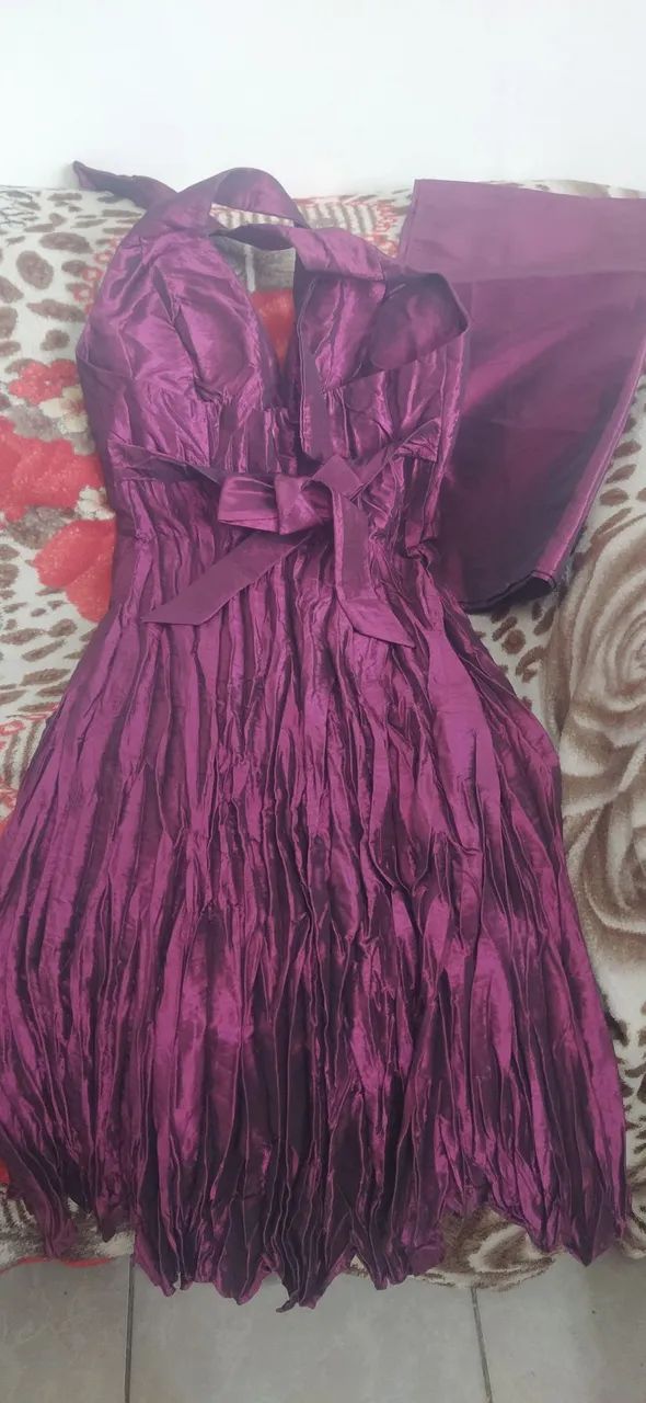 Vestido roxo elegante com detalhe de laço