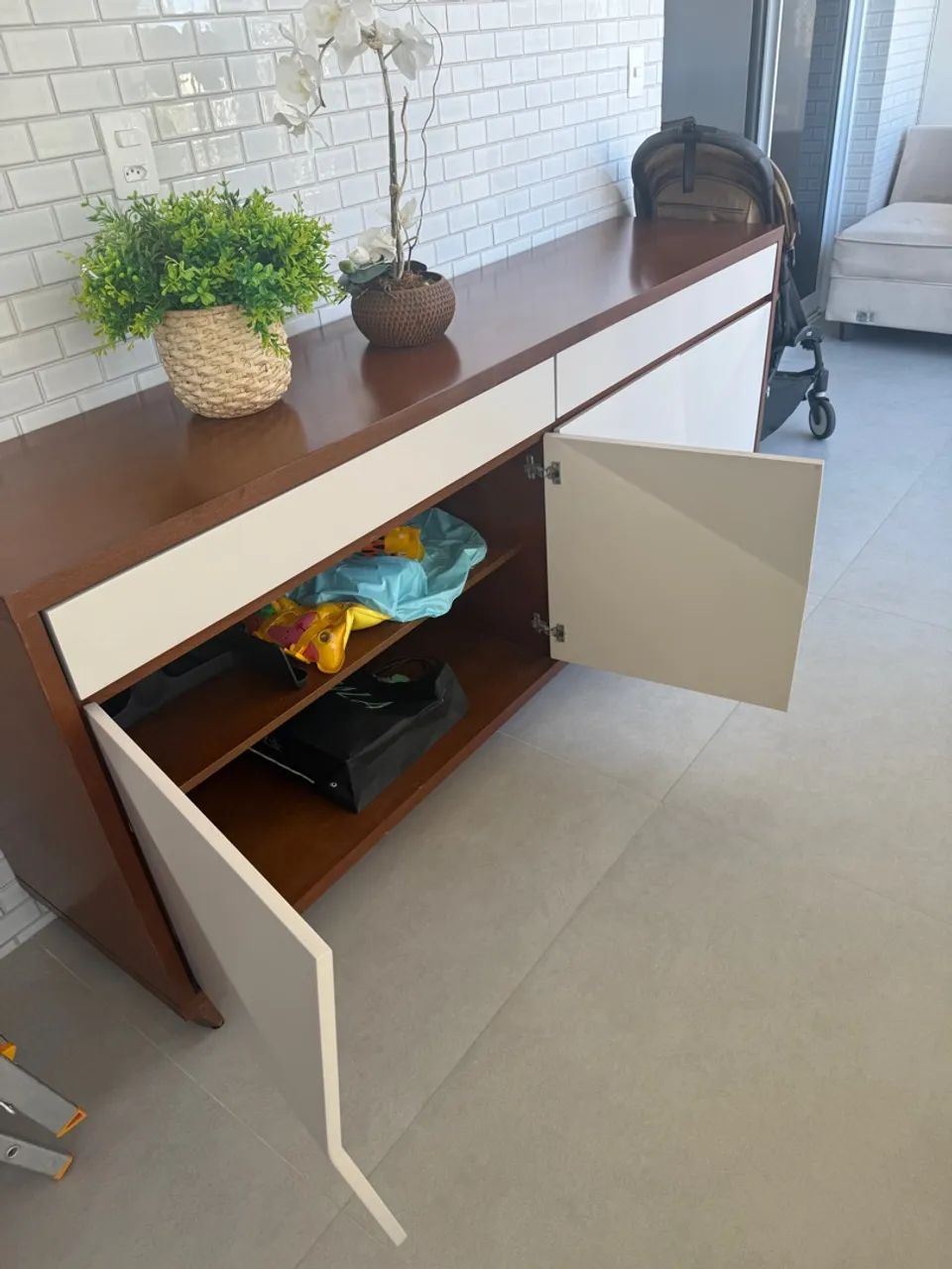 Aparador moderno com design elegante - Foto 2