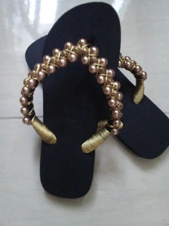 Chinelos Bordados Preto e dourado - Foto 4