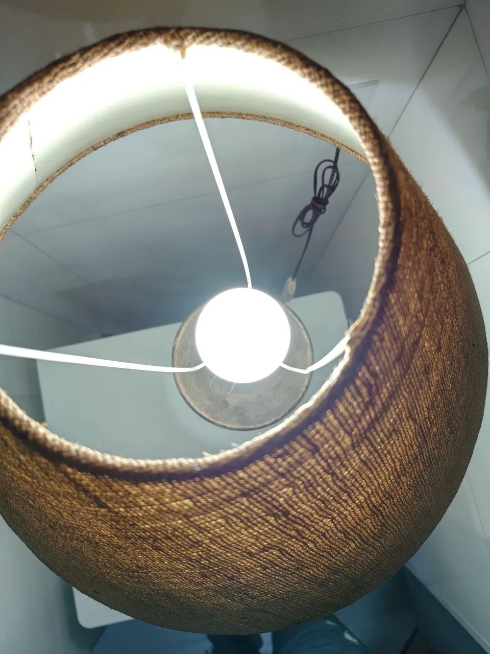 Abajur de mesa rústico com base em madeira nobre  - Foto 5