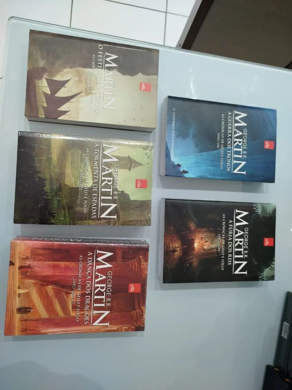 Livros As crônicas de Gelo e Fogo volumes 1, 2 , 3 ,4 e 5 em excelente estado! - Foto 3