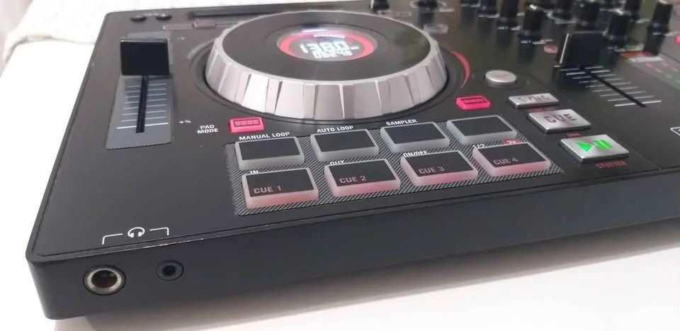 DDJ Numark Mixtrack Platinum.