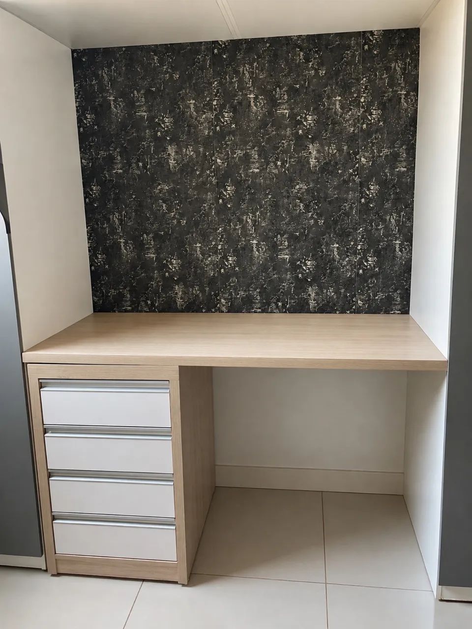 MESA DE ESTUDO COM GAVETAS