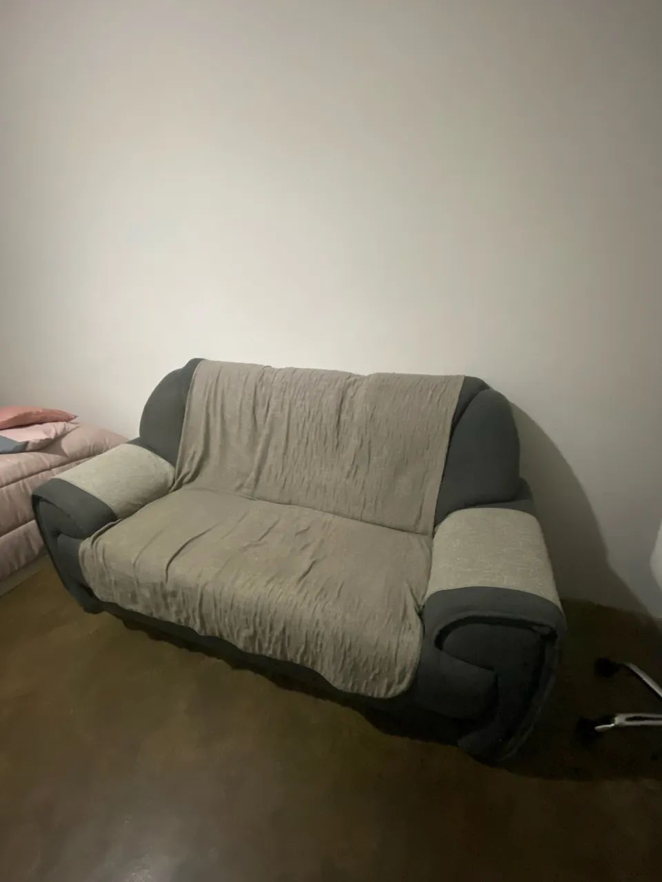 vendo sofá cinza de 3 lugares 