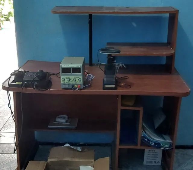 Conjunto para manutenção e reparo de celulares e estantes