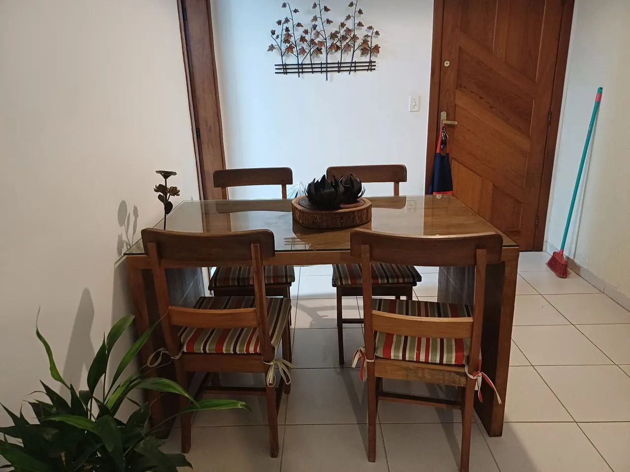 Mesa com c adeiras de demolicao - Foto 3