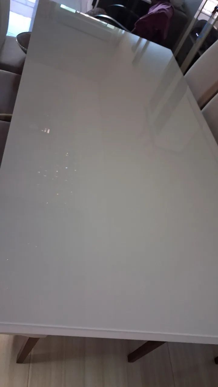 Vendo mesa jantar 1x2 mt. Tampo vidro branco e pés madeira  - Foto 2