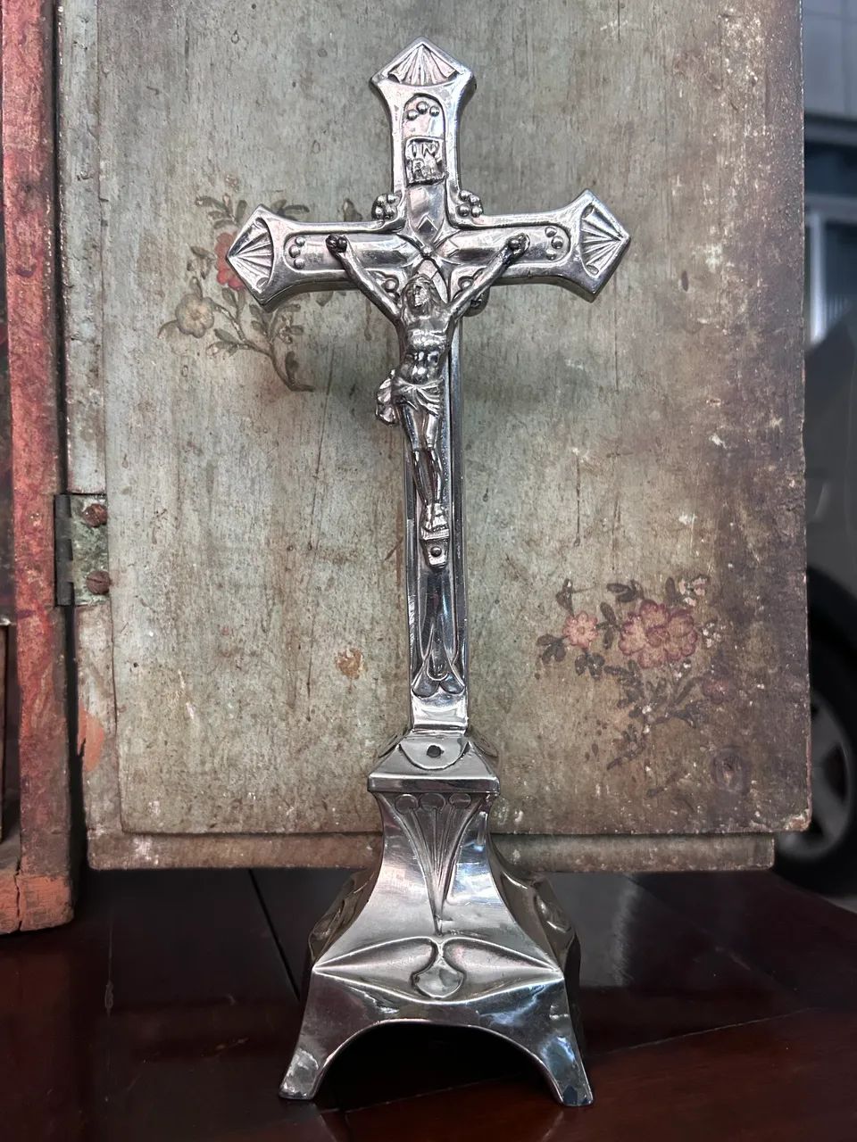 Crucifixo Art Déco em metal
