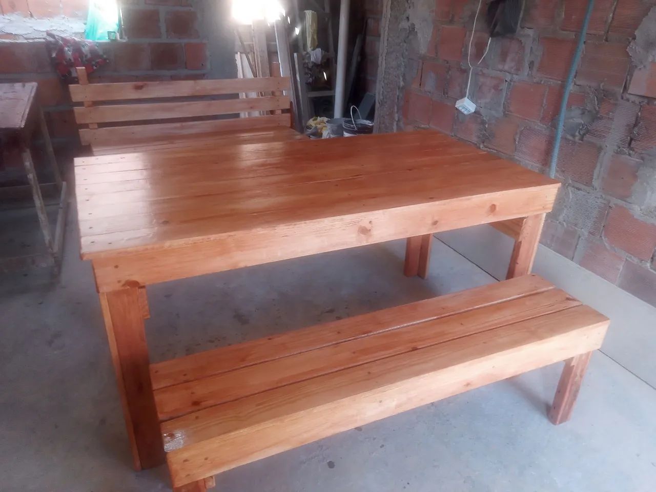 Mesa com dois bancos feito com madeira de Pinus nova - Foto 2