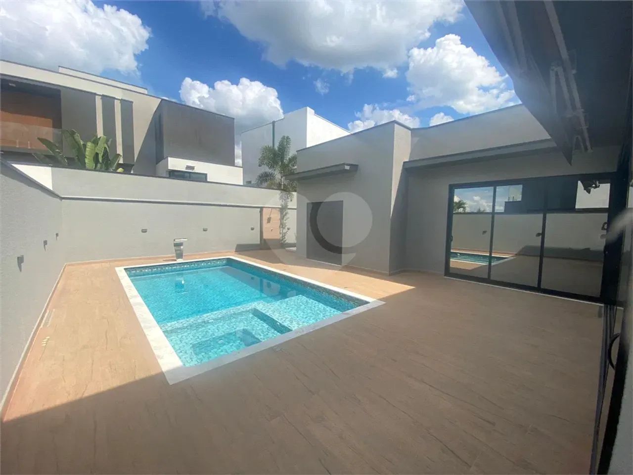 Casa no Alphaville 4 com 3 suítes e 1 escritório para locação