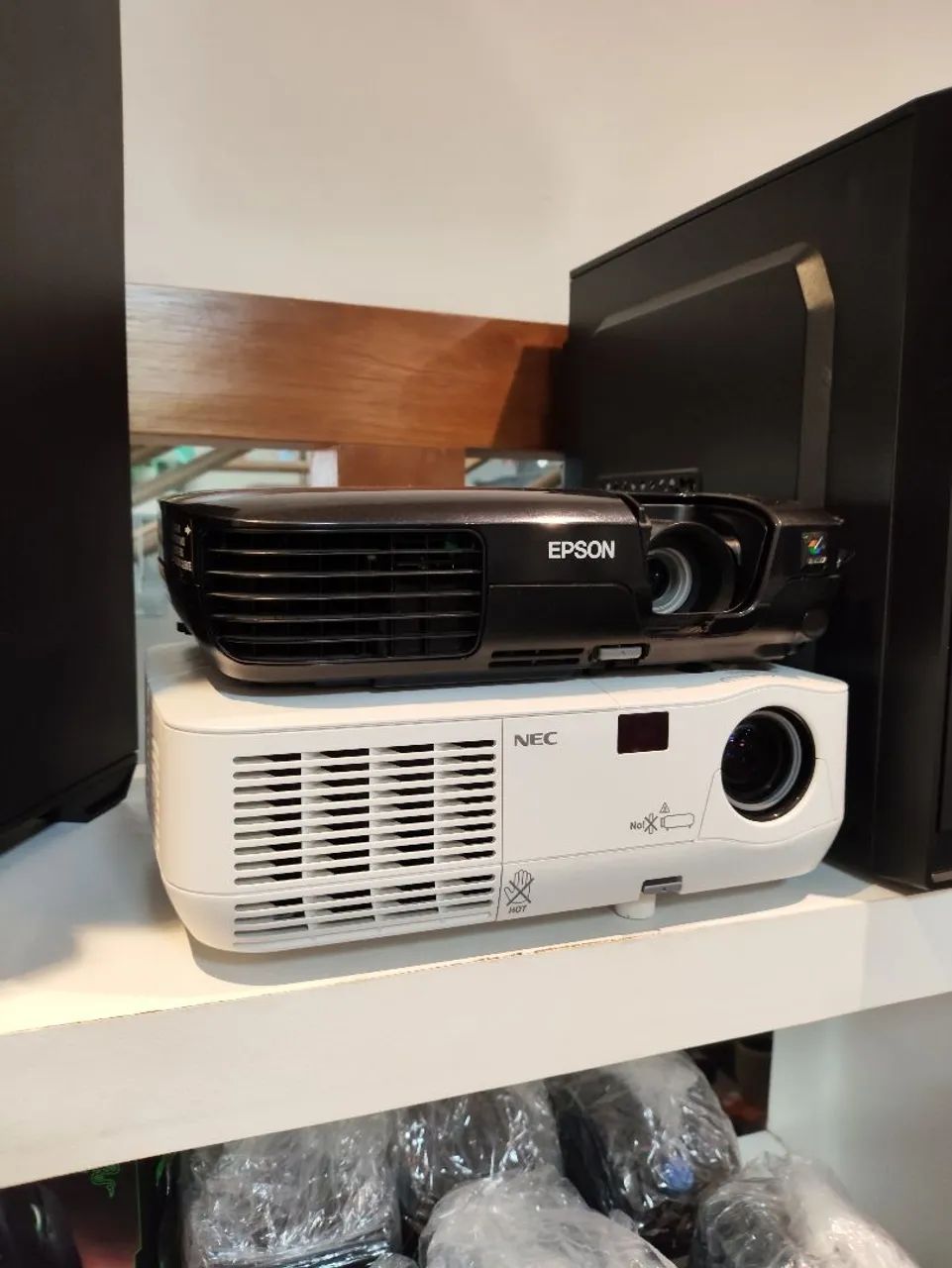 Projetor Epson e Nec