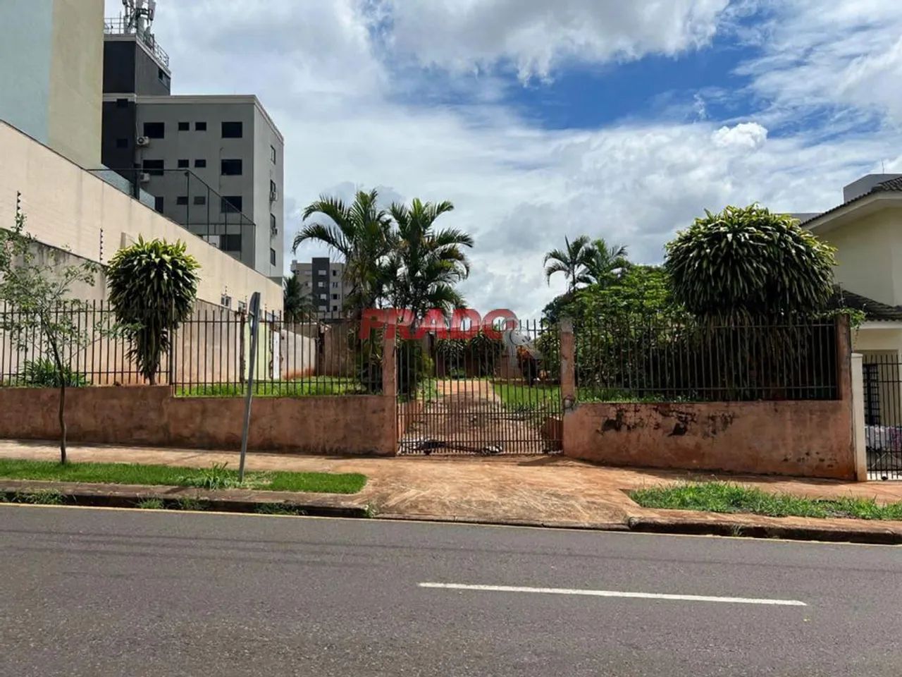 Terreno à venda em Maringá, Zona 07, com 526.5 m²