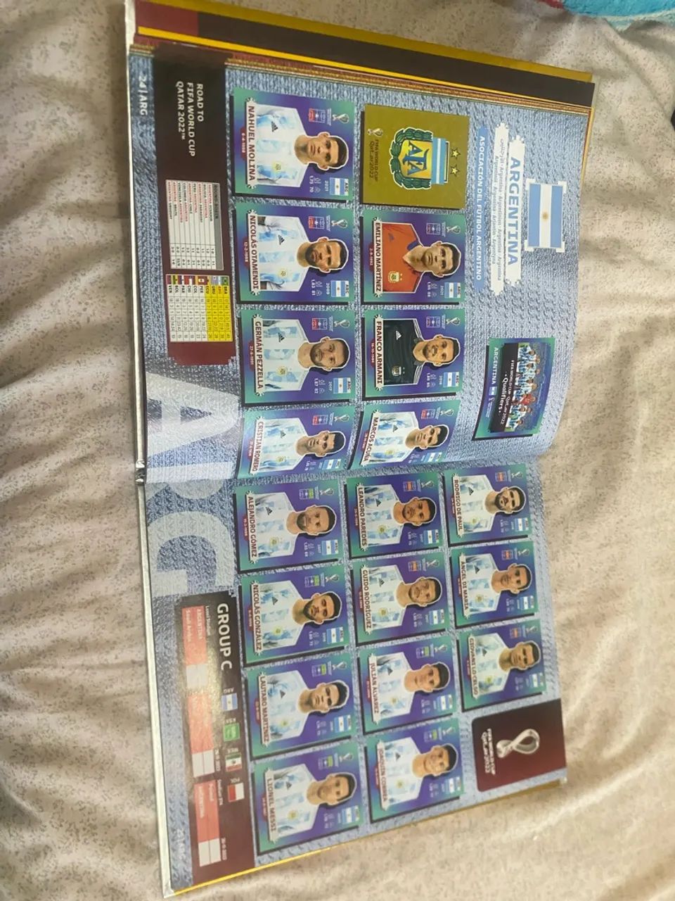 Álbum copa 2022 capa dourada completo com as figurinhas da coca cola - Foto 3