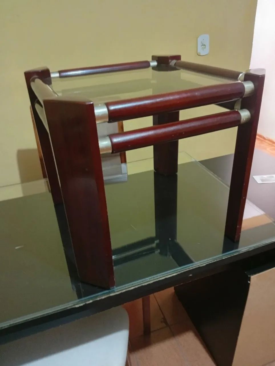 Mesa de centro de madeira e vidro  - Foto 2