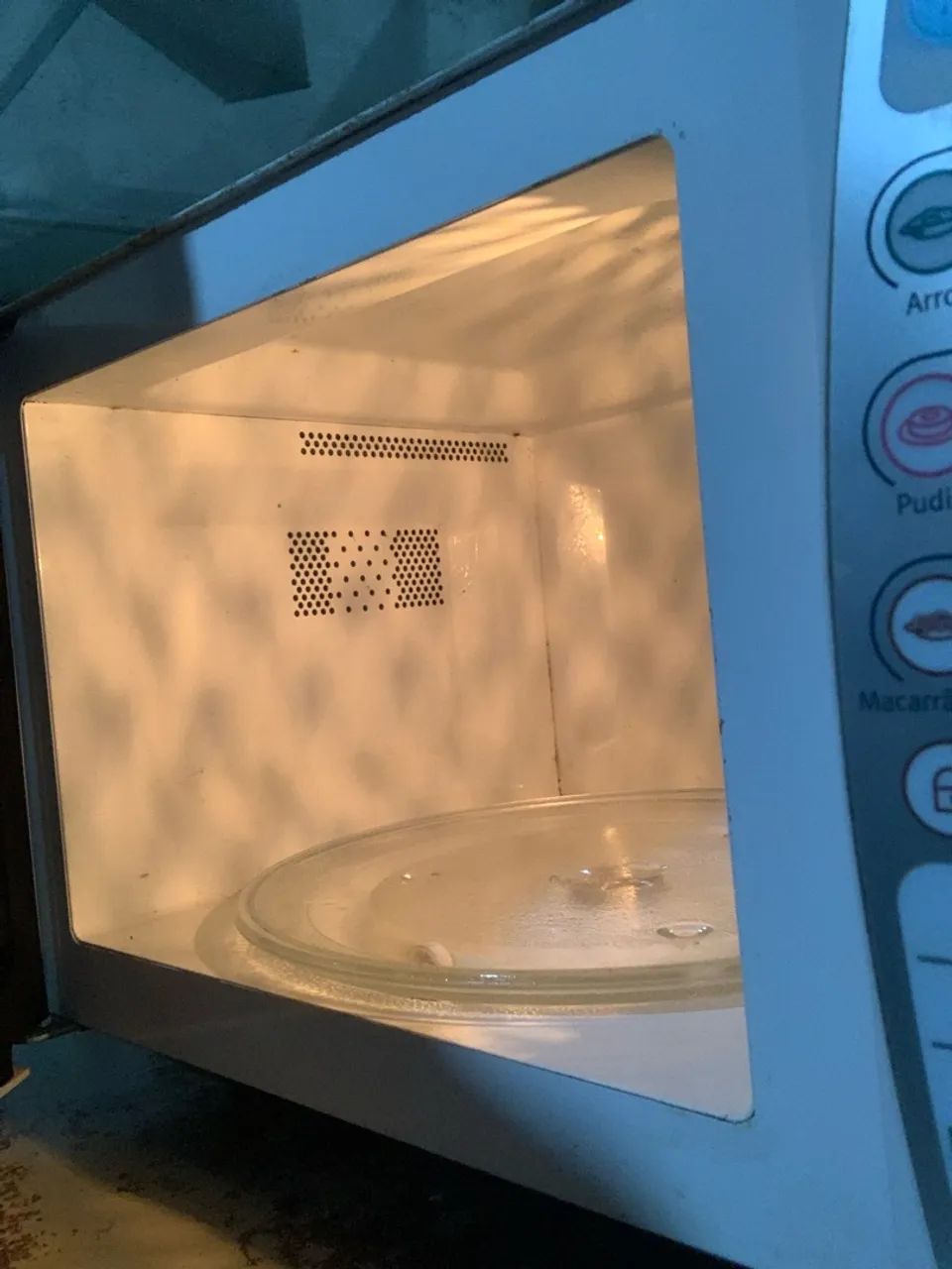 MICROONDAS ELECTROLUX 20L. OBS: ainda no plástico.