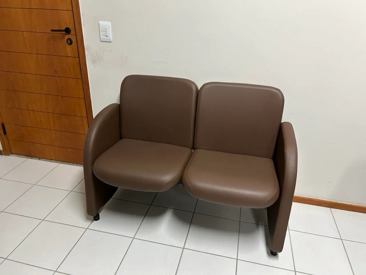 Poltrona móvel dois lugares com braço VNL marrom 