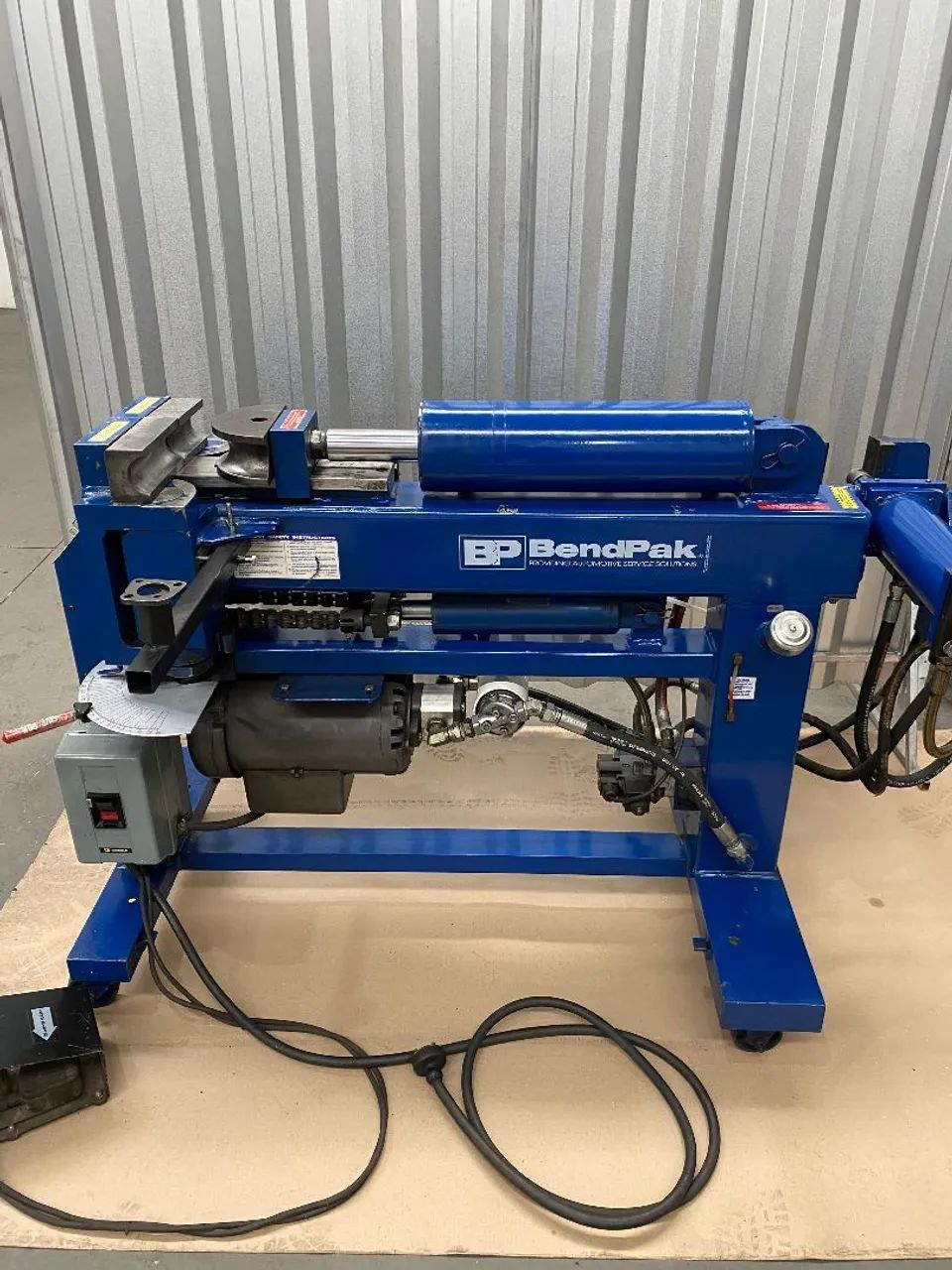 DOBRADEIRA DE TUBOS HIDRÁULICA SEMIAUTOMÁTICA