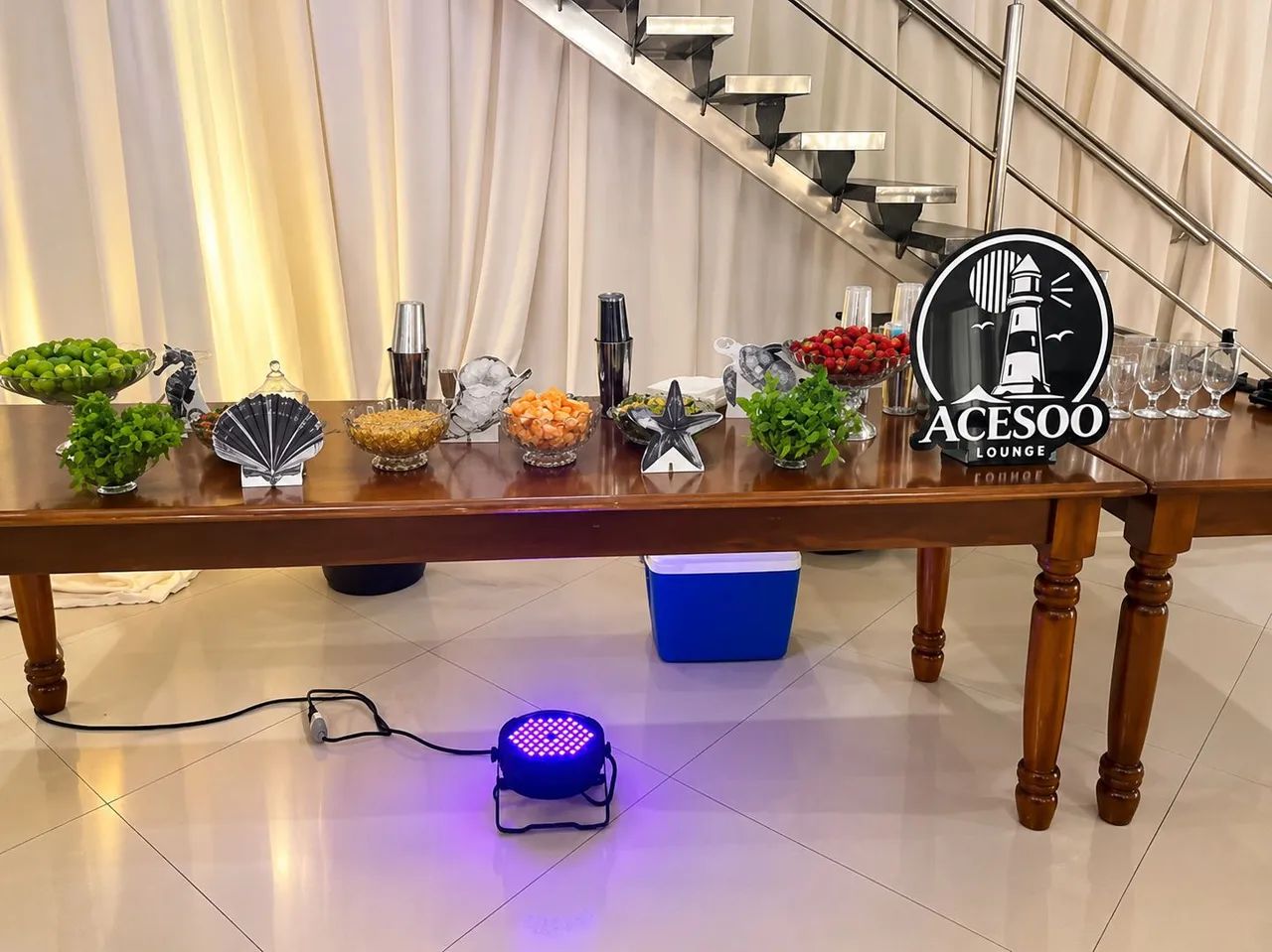 Barmen e  garçons pra te atender  - Foto 2