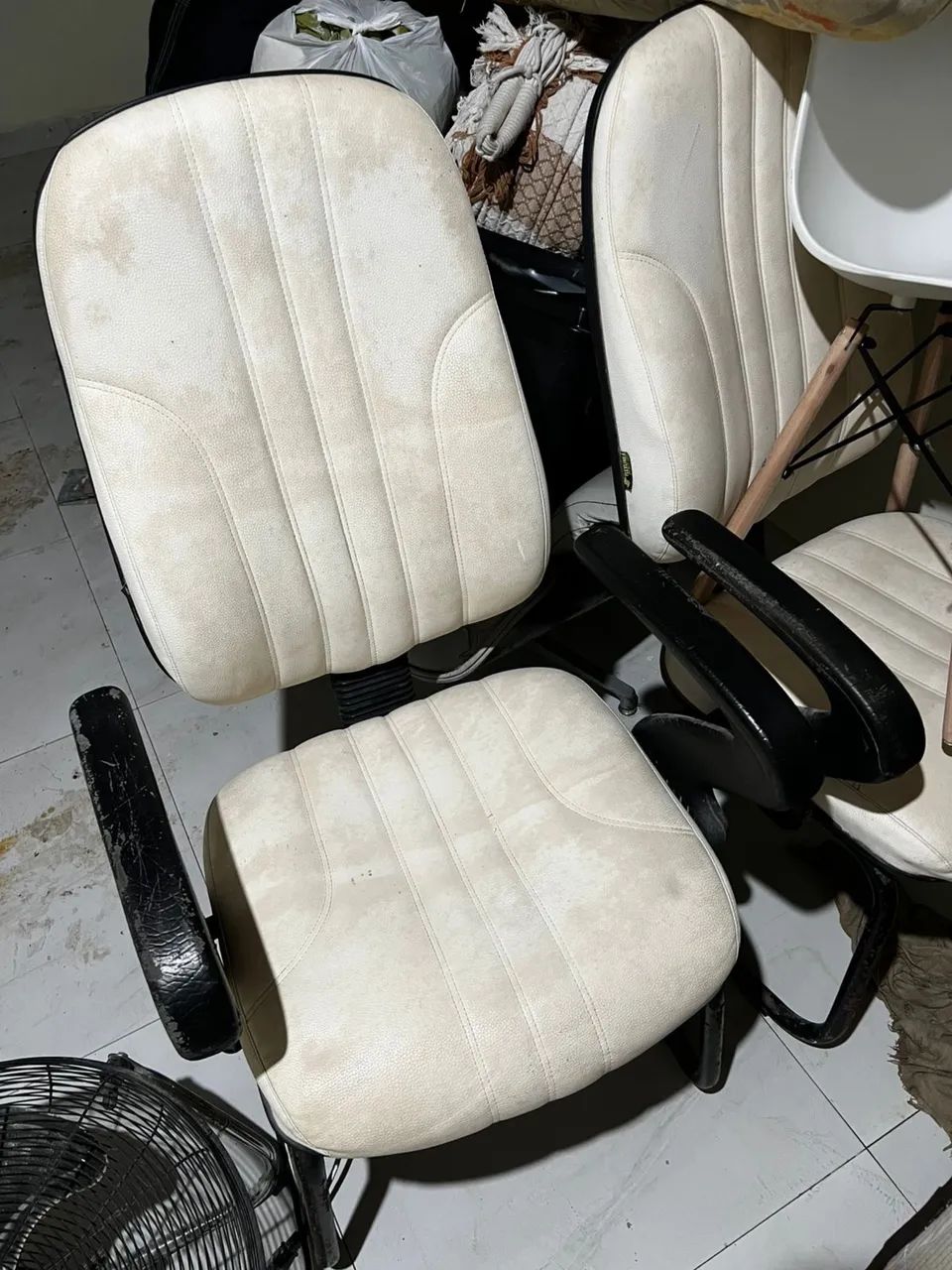 2 cadeiras com braços e pés fixos  - Foto 2