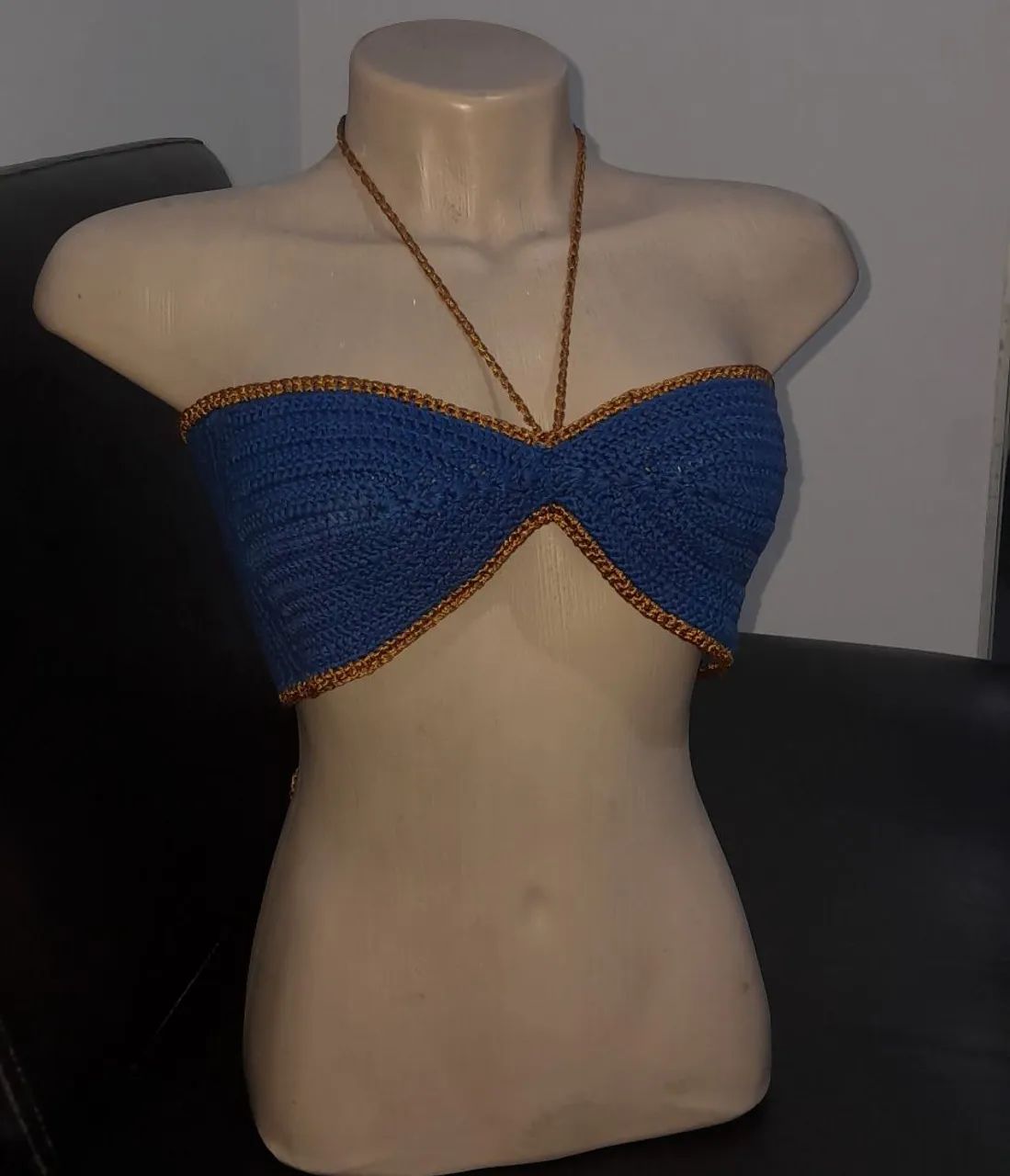 TOP AZUL COM BORDA DOURADA DE CROCHÊ