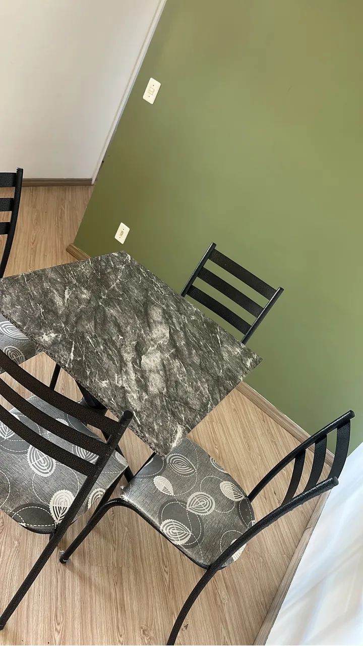 Mesa Quadrada com 4 Cadeiras - Excelente Estado! - Foto 2