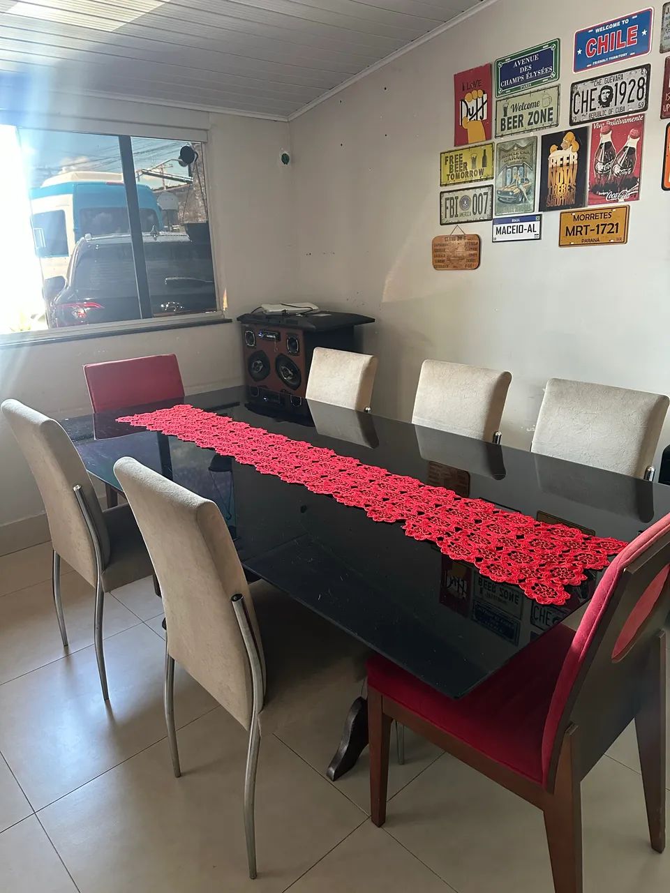 Mesa de jantar grande com 8 cadeiras e tampo de vidro