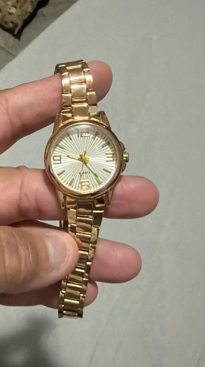 Relógio feminino dourado funcionando. Super conservado  - Foto 2