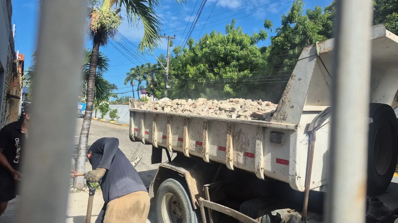 Areia grossa  e retirada de entulho