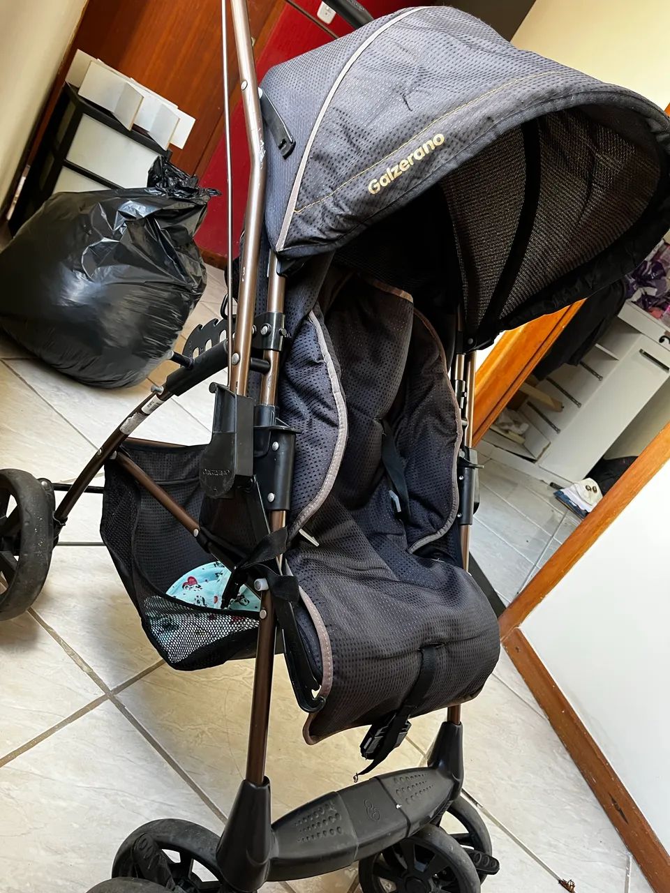 Carrinho de bebê galzerano preto reversível  - Foto 4