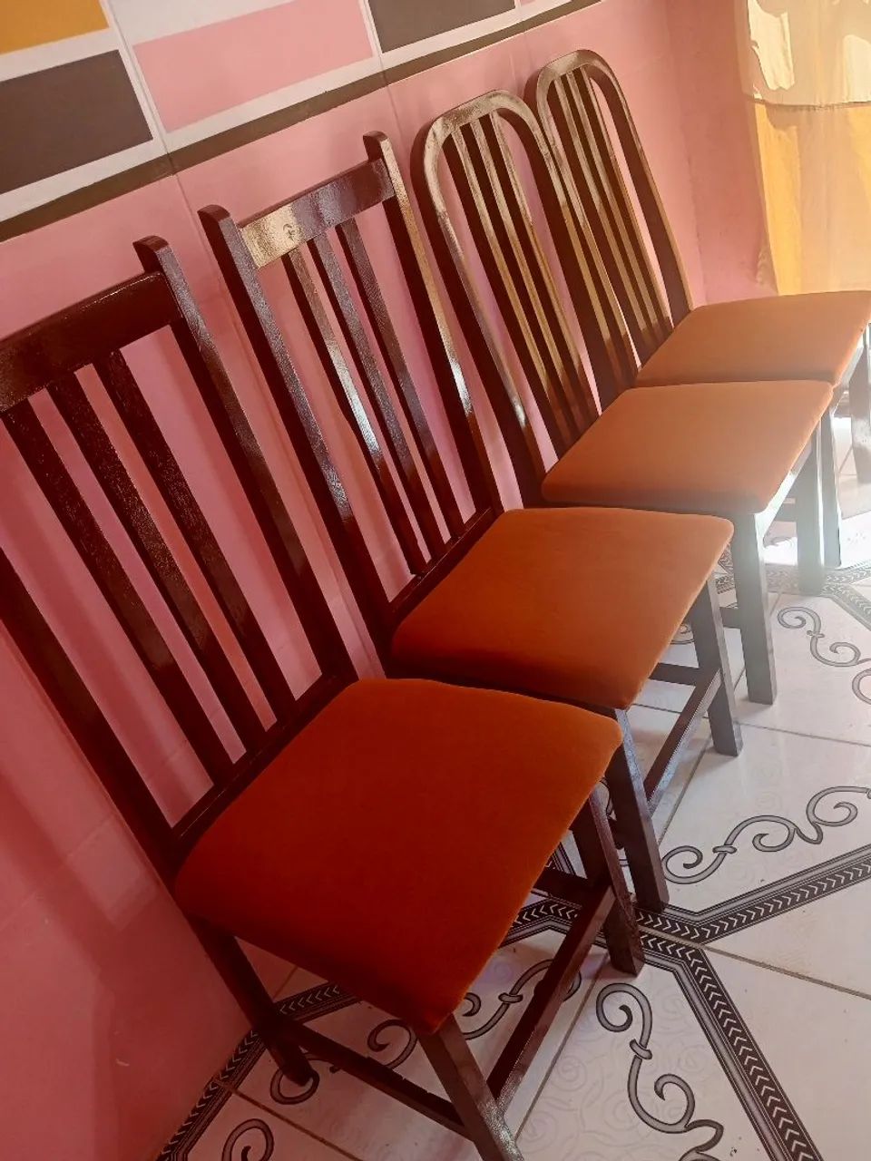 4 cadeiras de madeira.