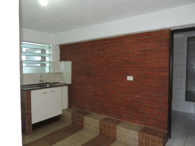 Aluga-se casa de fundo com quintal. - Foto 2