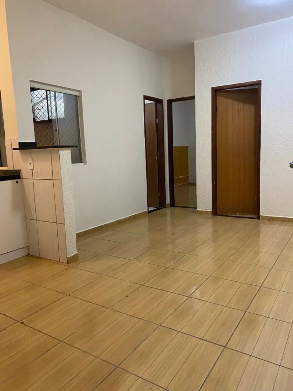 ALUGA-SE APARTAMENTO - GUARÁ II