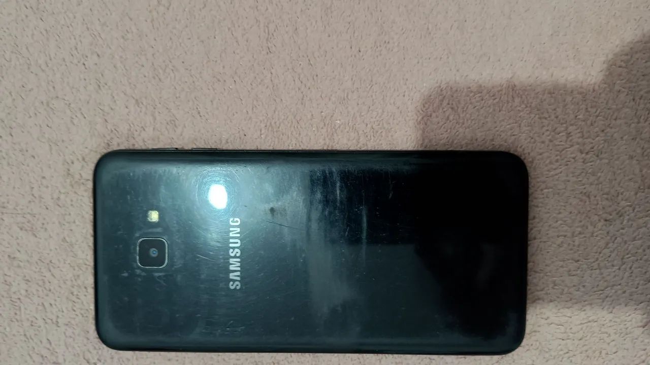 J4 core. Celular para quebrar galho funciona perfeitamente. As manchas não interfere
