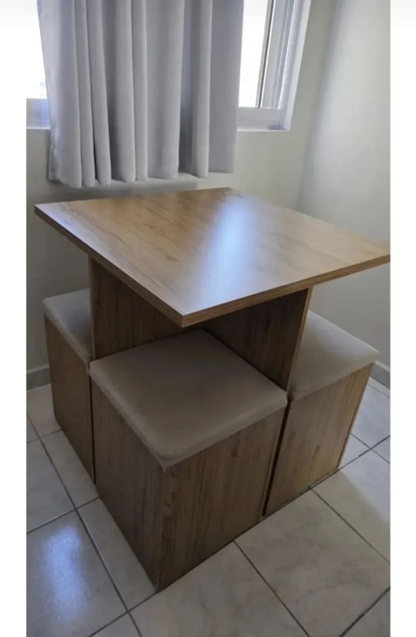 Mesa com 04 banquinhos