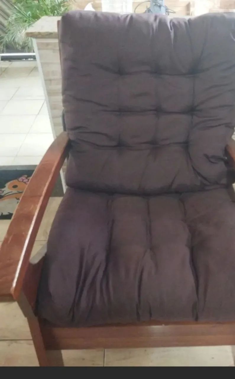 Sofá de madeira com almofadas - Foto 4