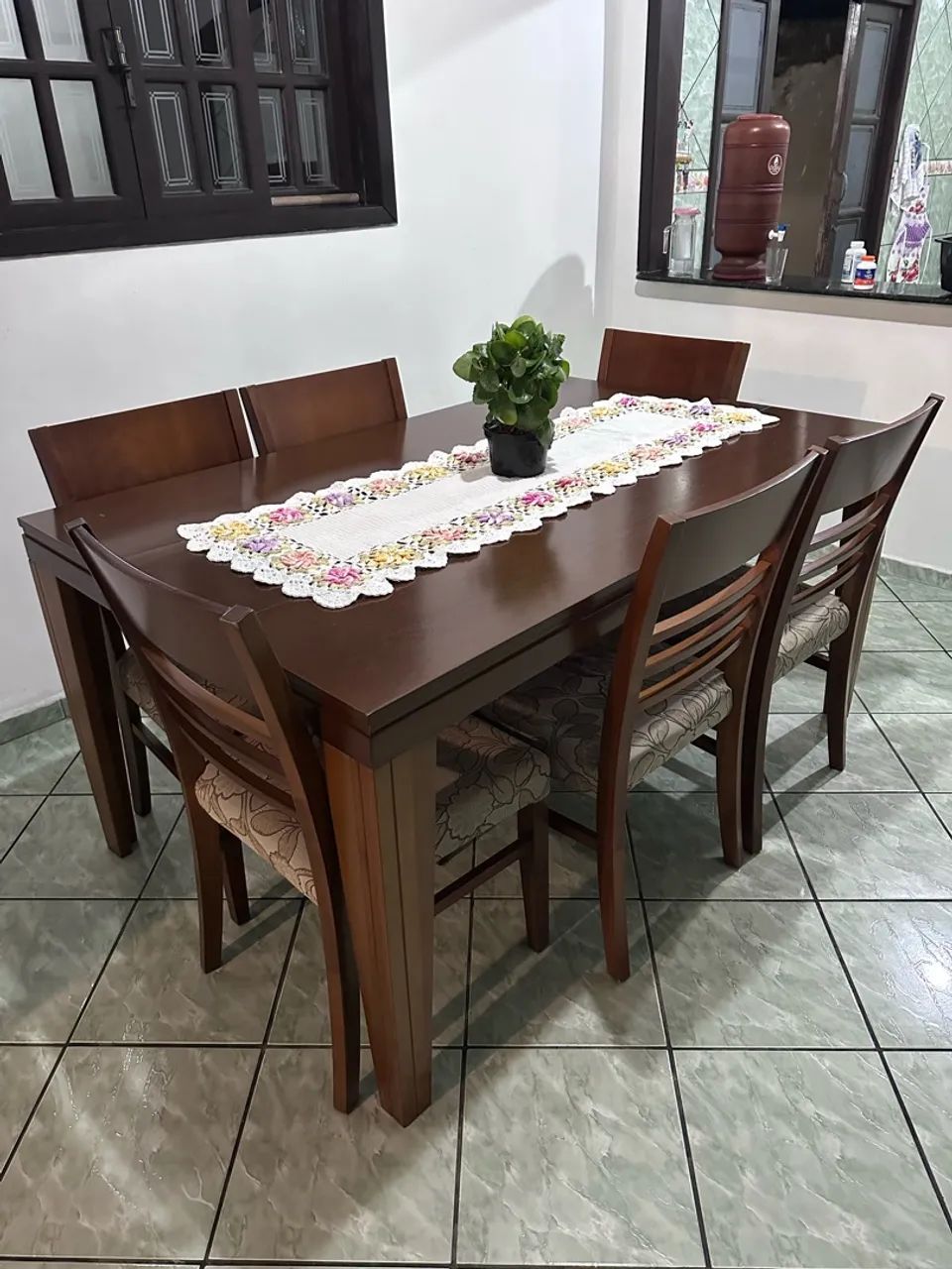 Mesa de madeira com 6 cadeiras estofadas  - Foto 2
