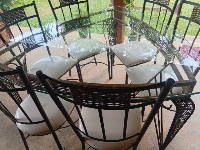Linda mesa triangular com 6 cadeiras