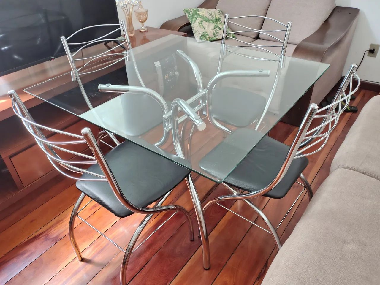 Mesa com quatro cadeiras  - Foto 2