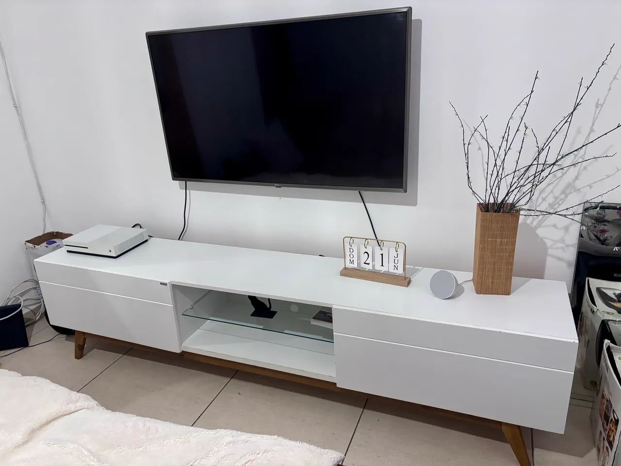 Sofá Retrátil 4 Lugares + Rack de Sala em Ótimo Estado - Foto 2