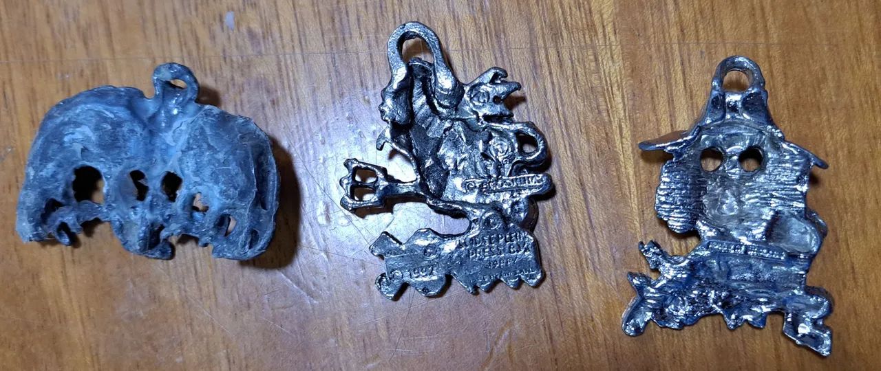 LOTE PINGENTES CAVEIRA - AC/DC & IRON MAIDEN  - Foto 2
