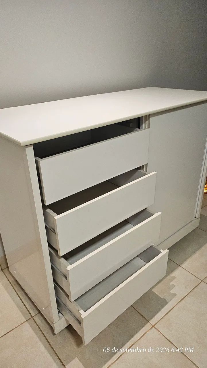 Cômoda branco 2 portas de correr e 4 gavetas - Ótimo estado! - Foto 4