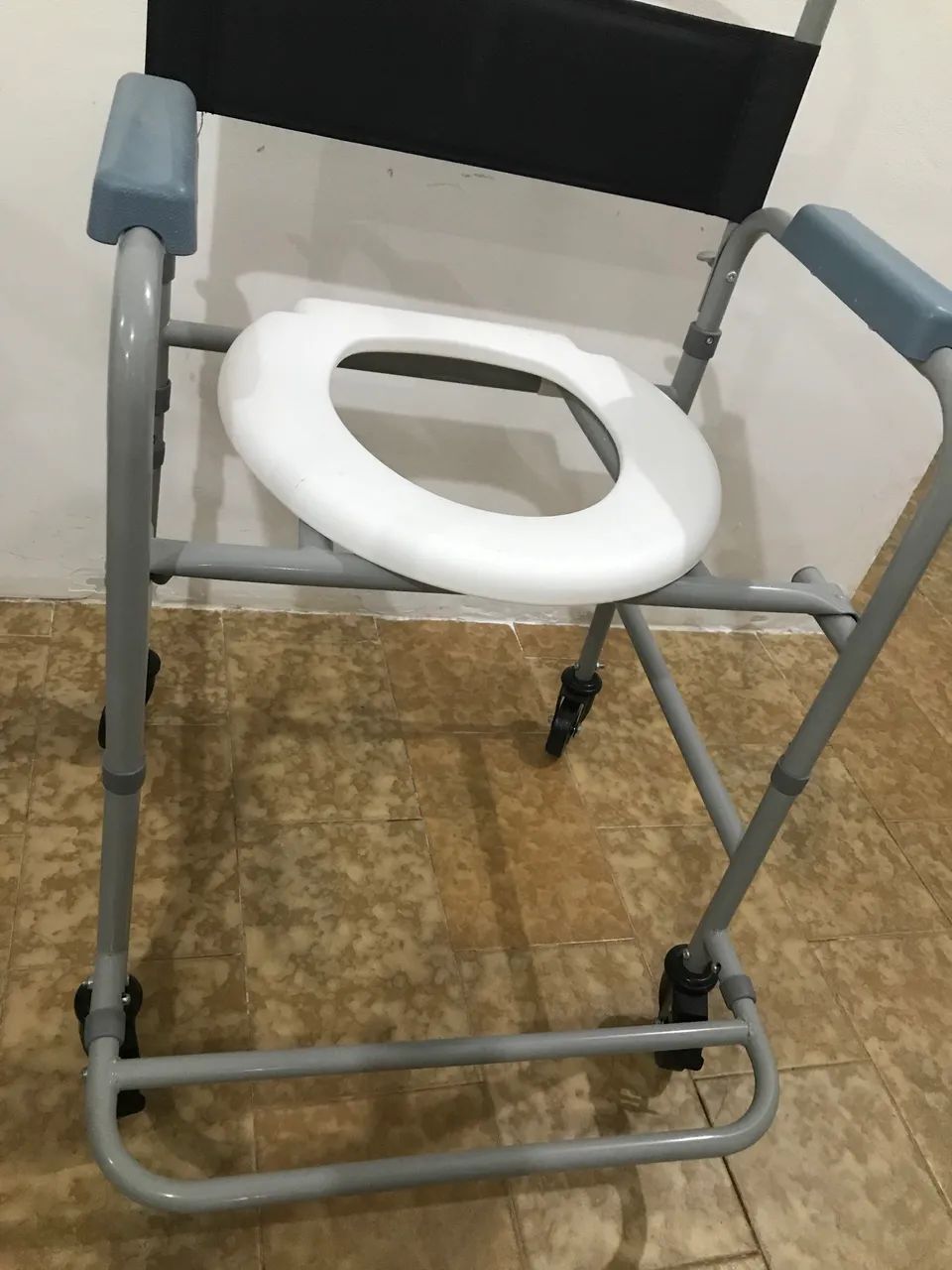Vendo cadeira de banho nova - Foto 4