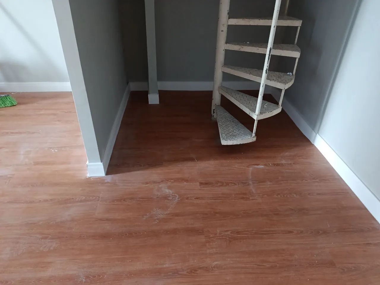 Olá a todos, me chamo Lúcio e trabalho com Serviços de piso vinílico e pequenos reparos. - Foto 4