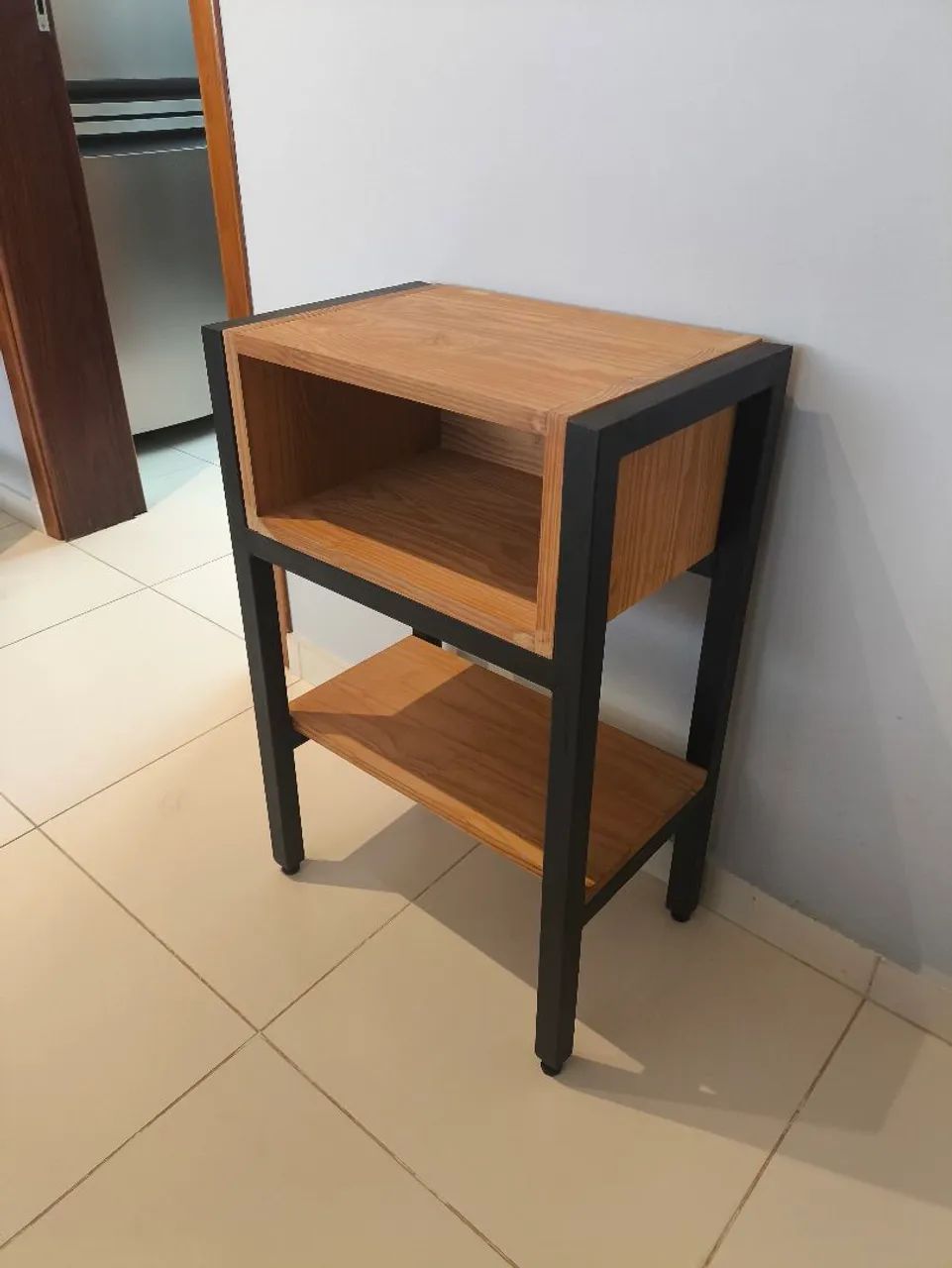 Mesa de Cabeceira Industrial com Nicho e Prateleira - 72 cm - Foto 2